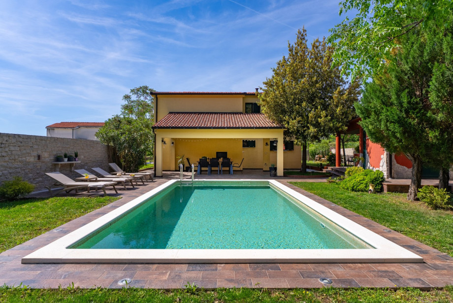 Modern 38 sqm heated pool with non-chlorine filtration for better comfort.
