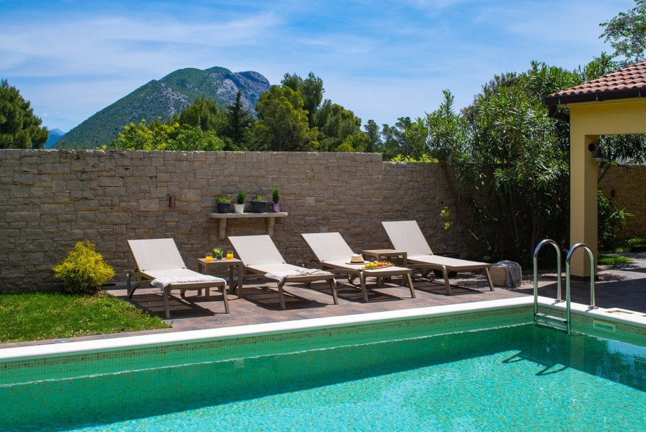 Private pool with skin-friendly filtration, ideal for sensitive skin.