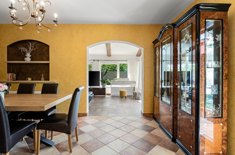 Open-plan living and dining area with a charming cottage-style interior.