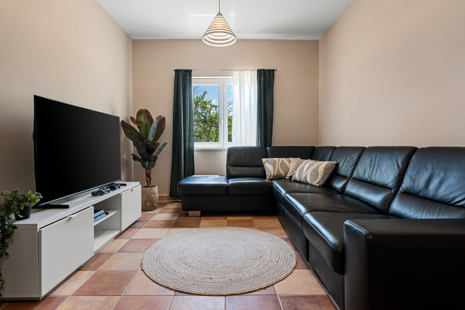 17m2 playroom with a sofa bed (120x200cm) and a flat-screen TV.