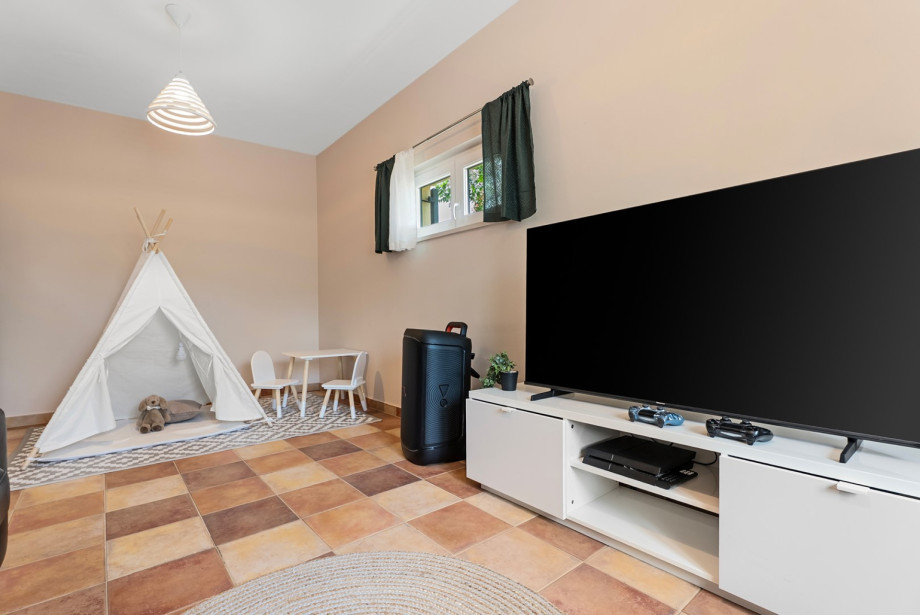 17 sqm playroom featuring a PlayStation 4 and a cozy tent for children.