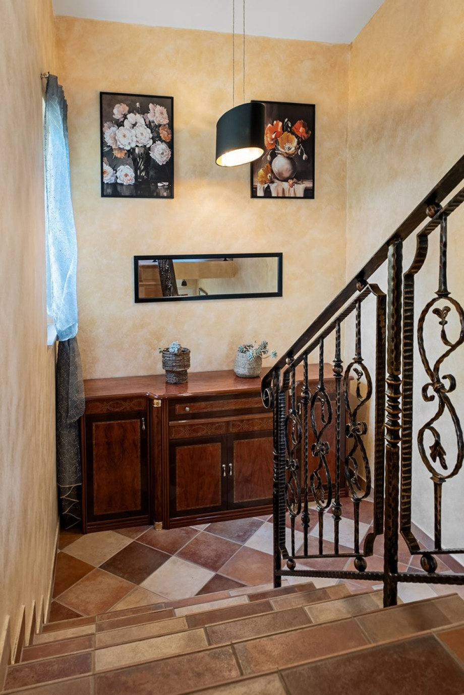 A quiet 150m2 cottage-style retreat nestled in the village of Naklice.