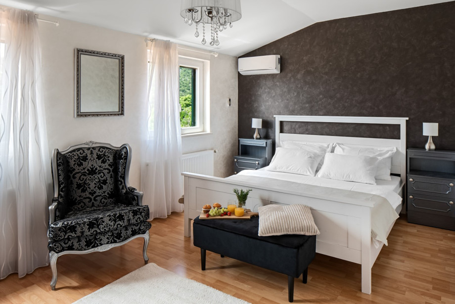 Spacious 17 sqm bedroom with a king-size bed (180x200cm) and air-con.