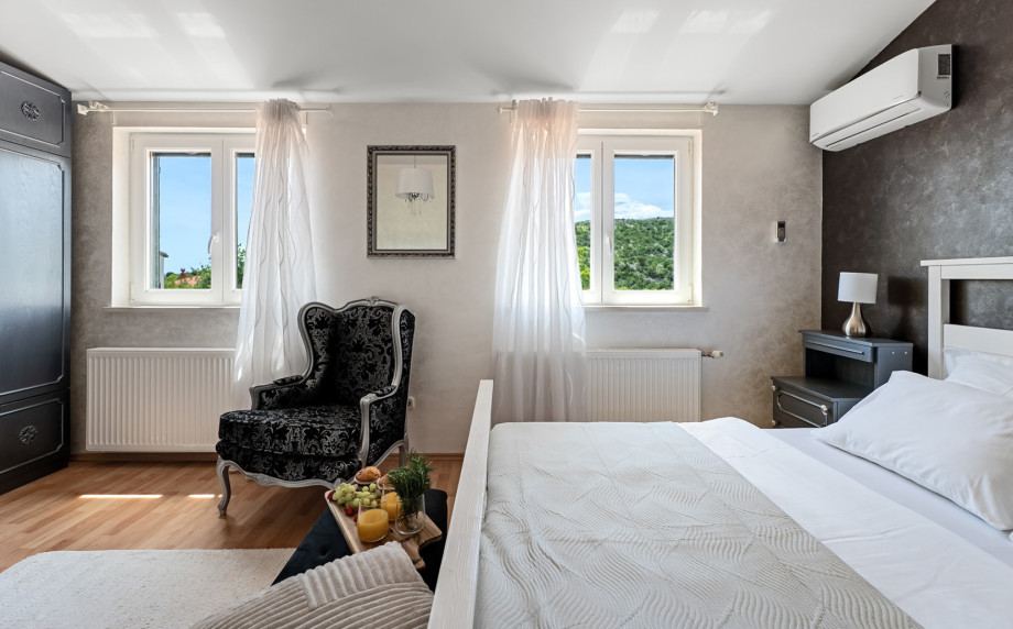 Bedroom 1 offers 17m2 of space, a king-size bed, and a peaceful view.