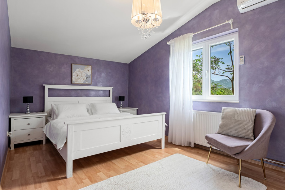 Bedroom 2: 14 sqm with a queen-size bed (160x200cm) and air-conditioning.