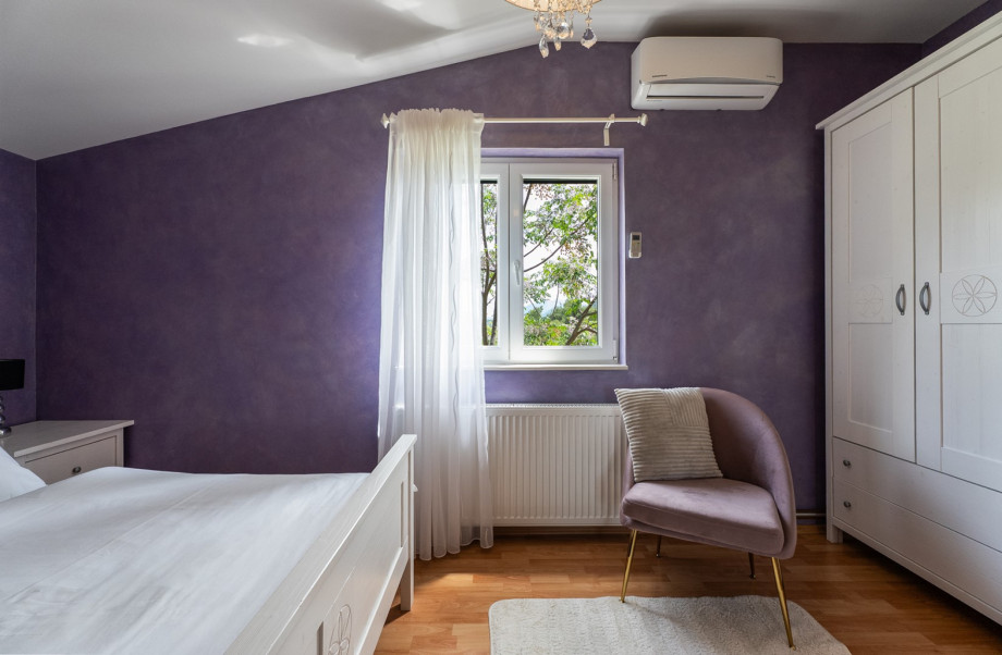 Comfortable 14m2 bedroom on the 1st floor with a 160x200cm bed and AC.