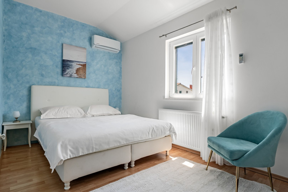 Cozy 11 sqm bedroom featuring a queen-size bed and peaceful nature views.