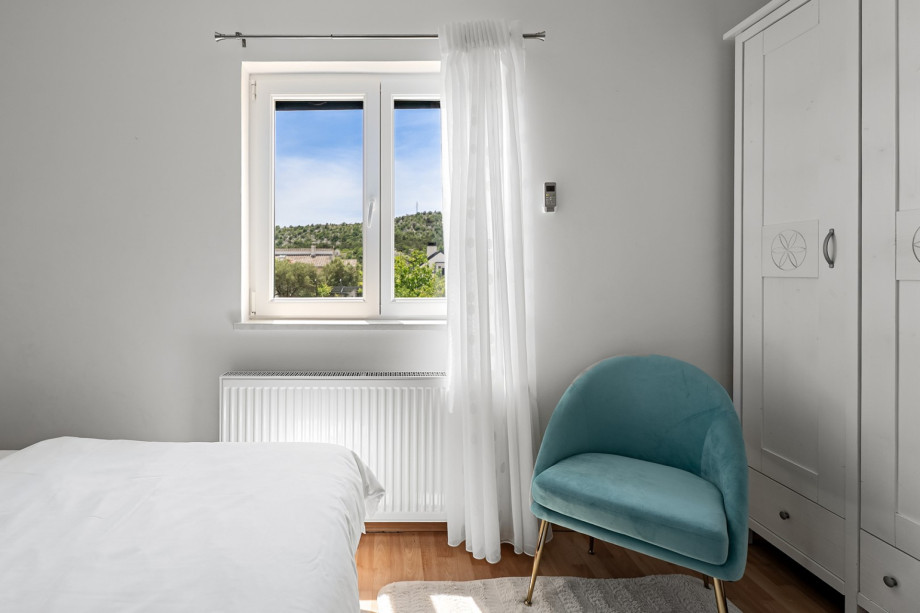 Bedroom 3 offers 11m2 of comfort with a view of the quiet surroundings.
