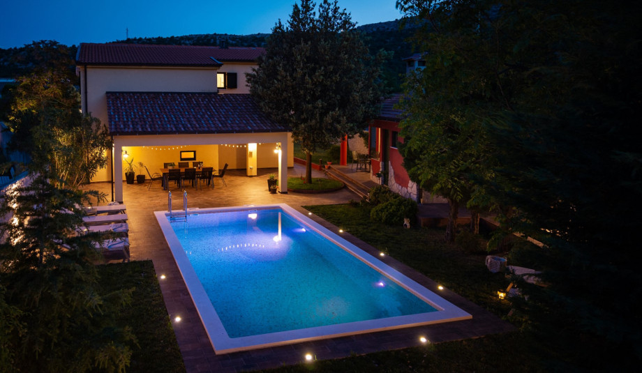 Large heated pool (38m2) with an electrolytic system and 6 loungers.