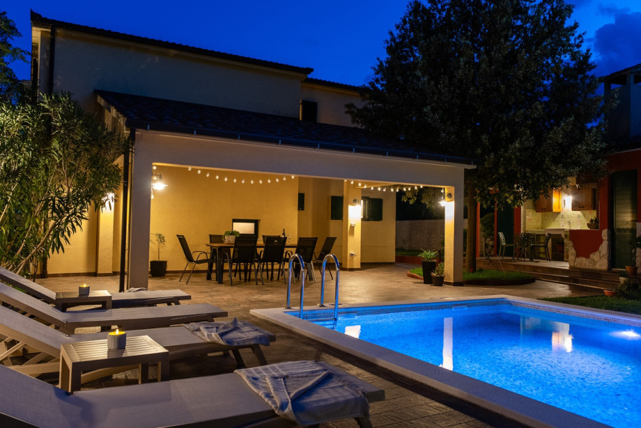 Cozy cottage-style villa with 3 bedrooms, a playroom, and a private heated pool.