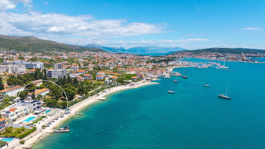 Villa Luminara is  situated at Seget Beach, just 2.6 km from the charming UNESCO town of Trogir
