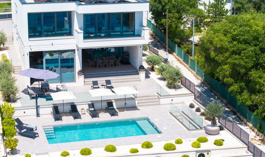 Beachfront Villa Luminara with 4 bedrooms, private pool, sauna