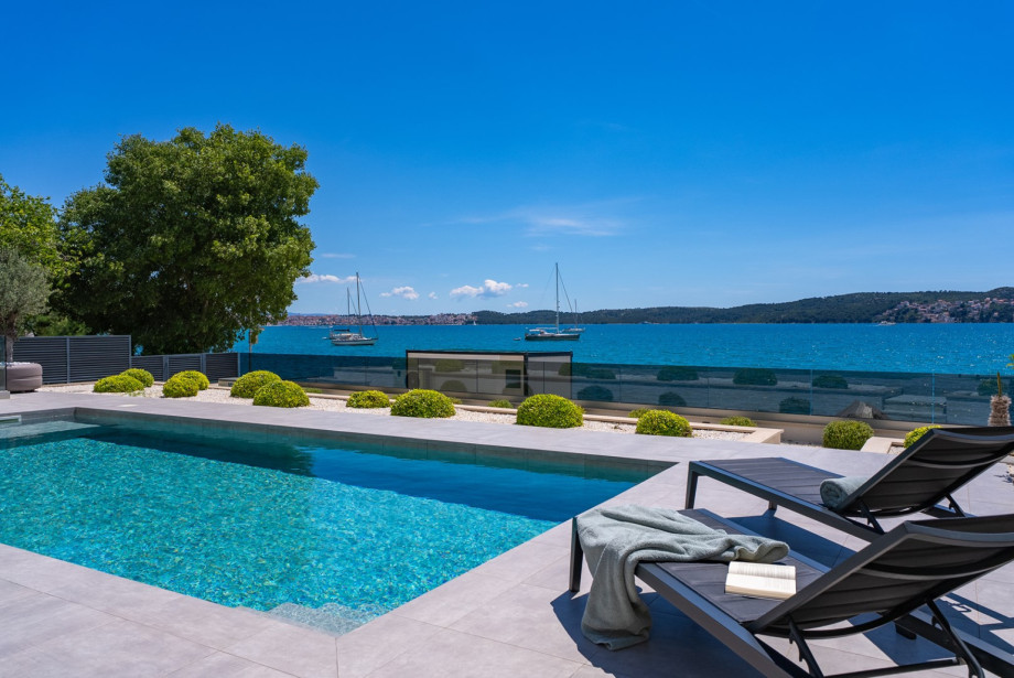 A sun deck area equipped with 8 comfortable lounge chairs.