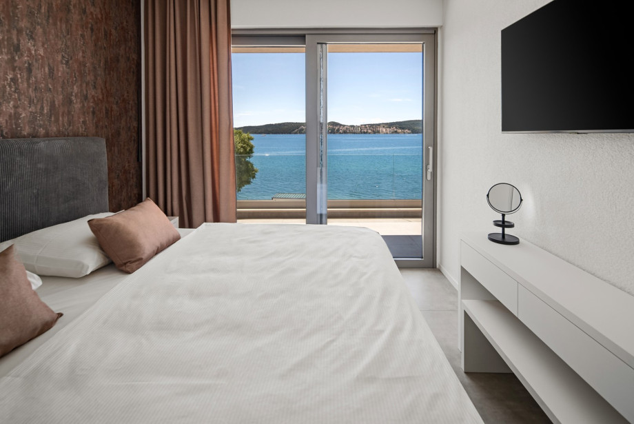 Bedroom 1 with a King-size bed (200 x 200 cm), Air conditioning, and TV.