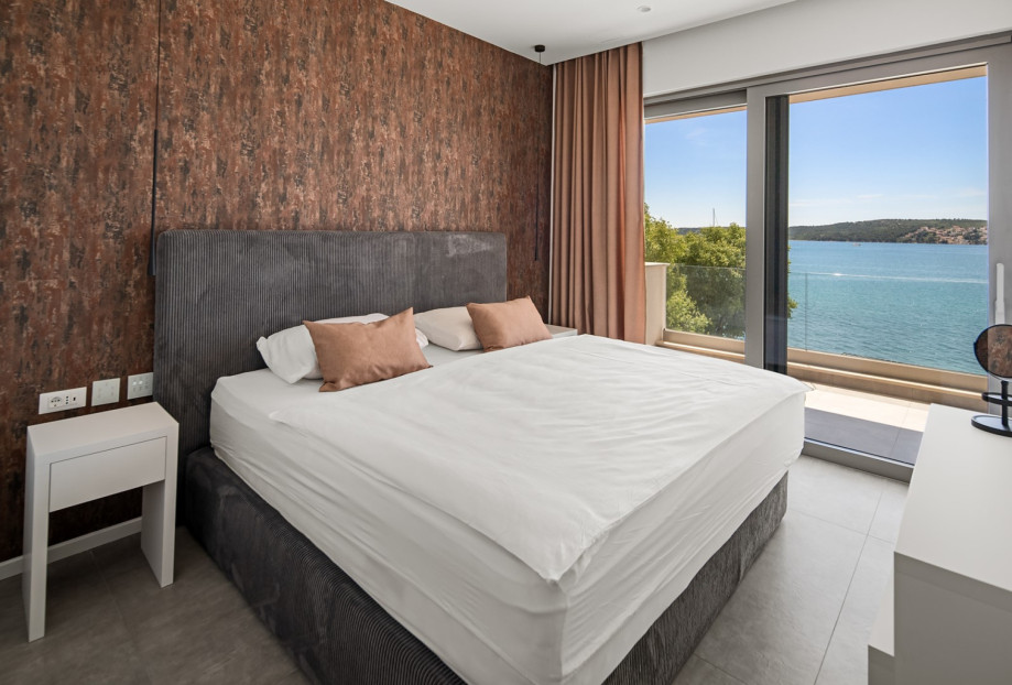 Sea view and shared balcony with bedroom No 2