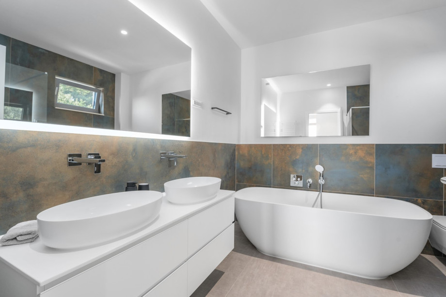 Bedroom No. 1 en-suite bathroom with a double sink.