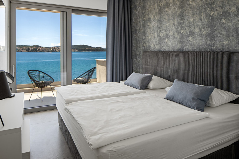 Bedroom 2 with a King-size bed (200 x 200 cm), Air conditioning, and TV.