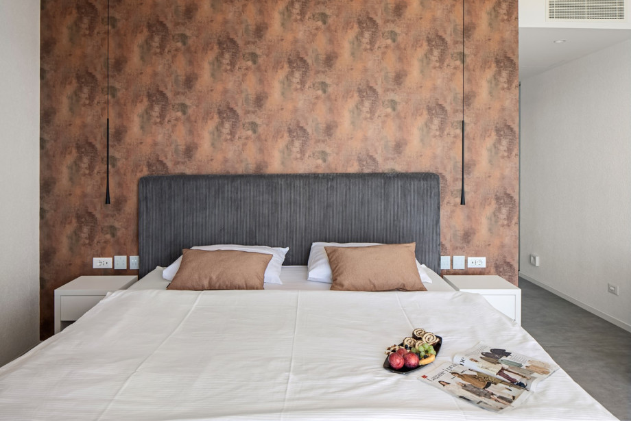 Bedroom 3 with a King-size bed (200 x 200 cm), Air conditioning, and TV.