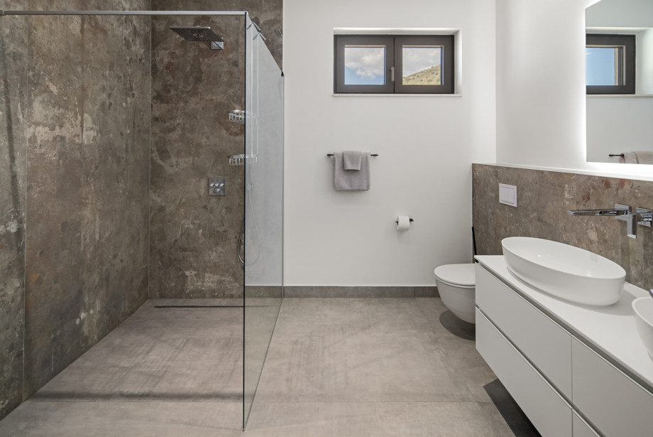 Bedroom No. 3 en-suite bathroom  (8 sqm) with a shower