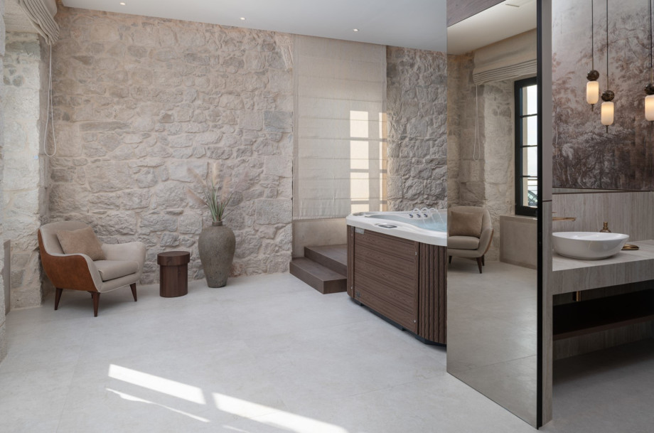 The dedicated spa zone includes a whirlpool and a relaxing corner with a view of the sea.