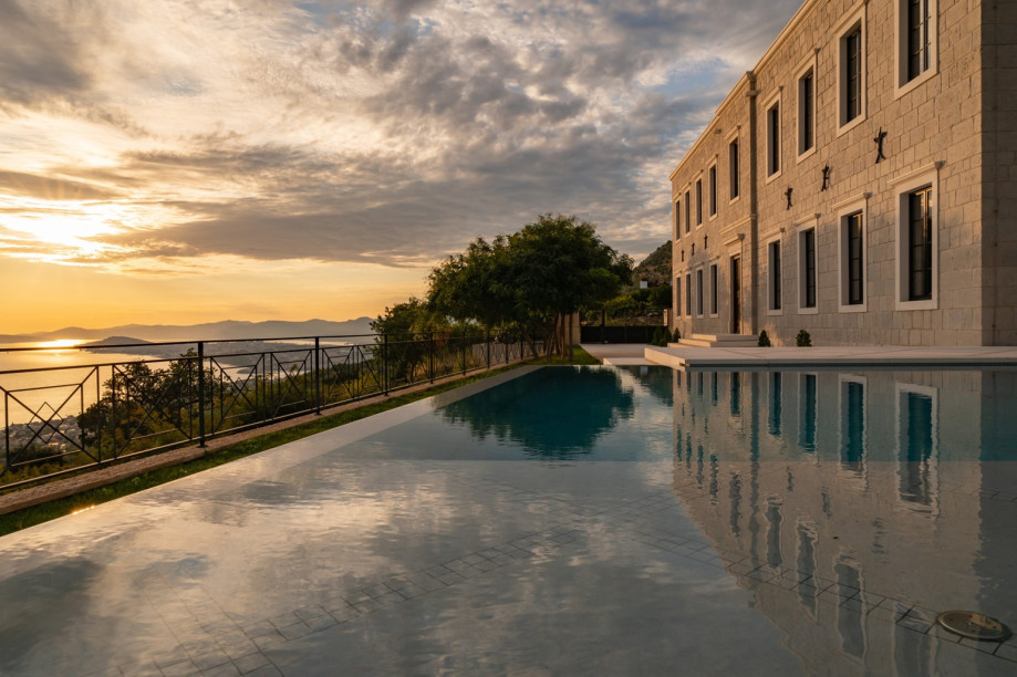 The 50 m2 heated infinity pool offers breathtaking panoramic views of the Adriatic Sea and nearby islands.