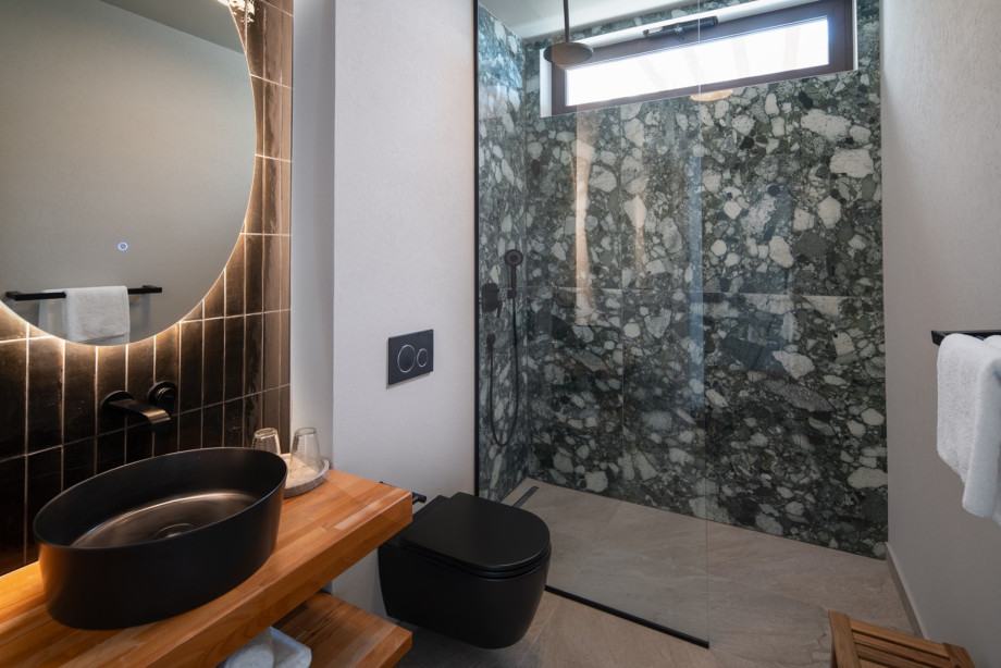 En-suite bathroom with a shower