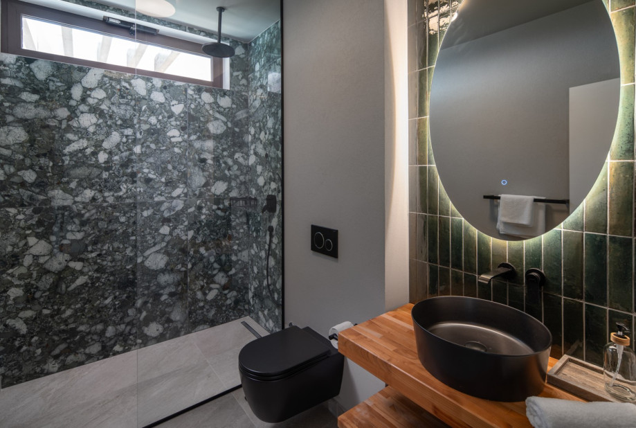 En-suite bathroom with a shower