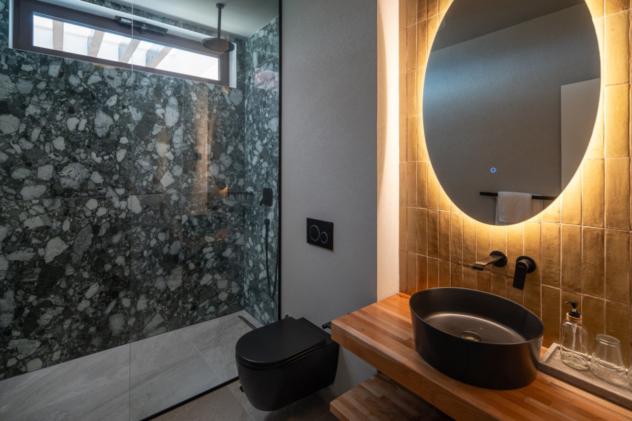 En-suite bathroom with a shower