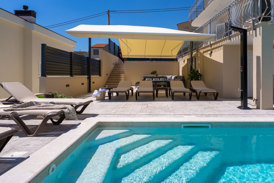 Swimming pool complete with a hydromassage feature and a fully automated salt electrolysis system