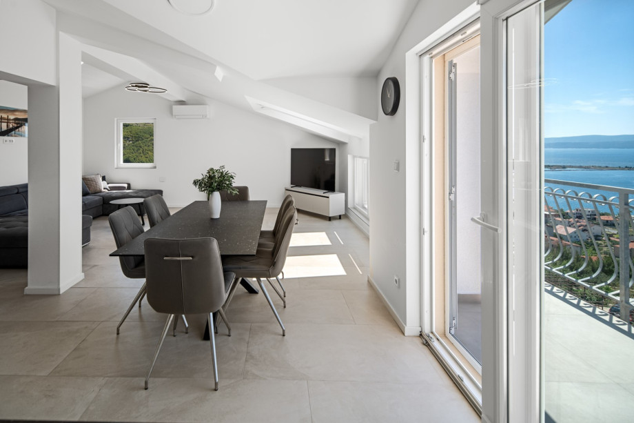 Dining area with a fully equipped kitchen with all the appliances you need for a comfortable stay