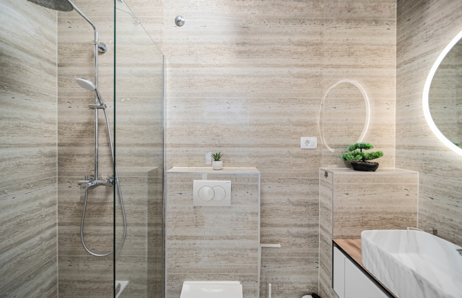 En-suite bathroom with a shower (2.7 sqm)