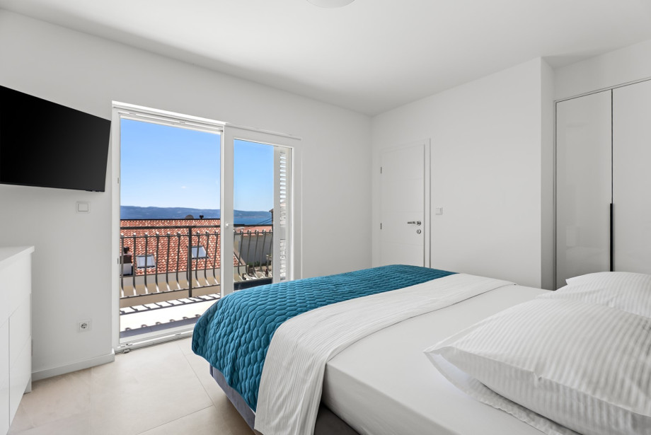 Bedroom 3 (10 sqm) with a queen-size bed (160 cm x 200 cm), A/C