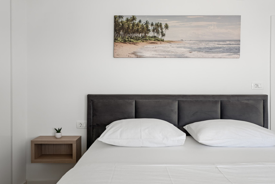 Bedroom 3 (10 sqm) with a queen-size bed (160 cm x 200 cm), A/C