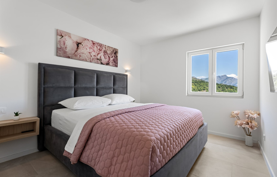 Bedroom 4 (12 sqm) with a king-size bed (180 cm x 200 cm), TV, and A/C