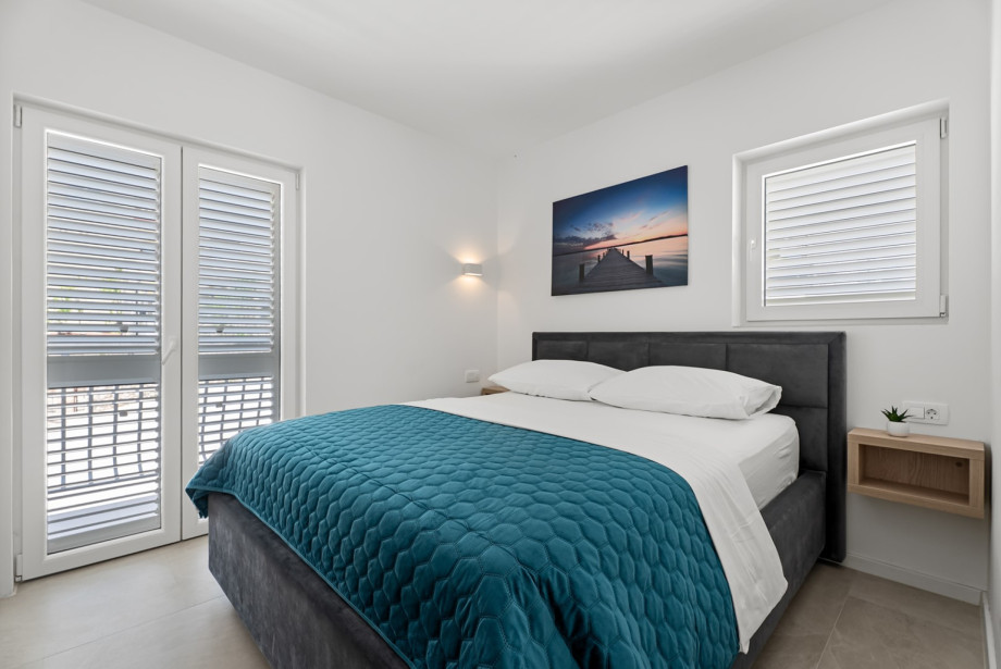 Bedroom 5 (12 sqm) with a king-size bed (180 cm x 200 cm) with an en-suite bathroom