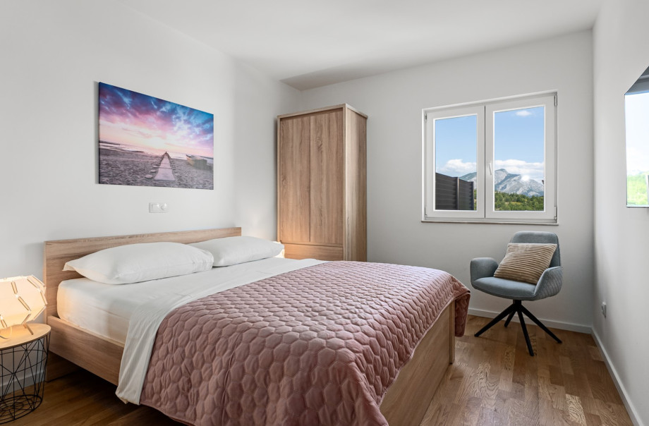Bedroom 6 (10 sqm) with a queen-size bed (160 cm x 200 cm), A/C