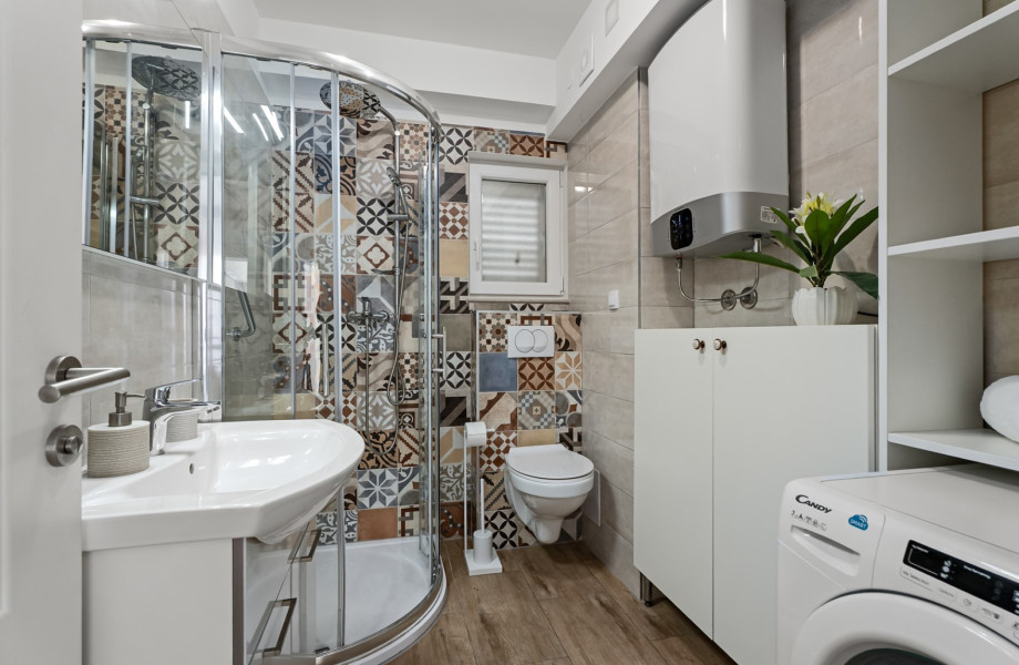 Family bathroom on the upper ground floor
