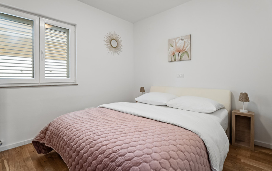 Bedroom 7 (12 sqm) with a queen-size bed (160 cm x 200 cm), TV, and A/C