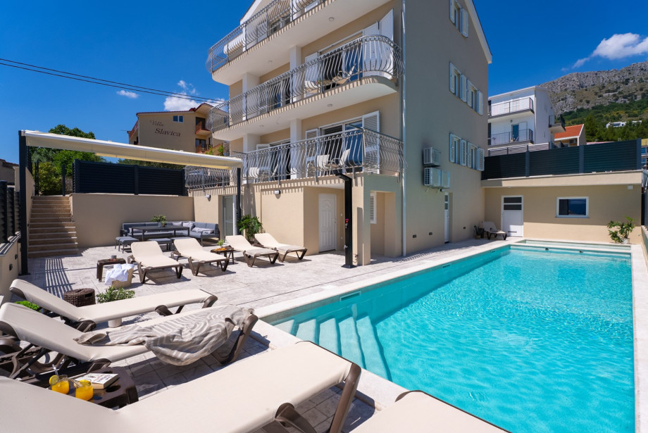 Adjacent to the pool is a fully equipped summer kitchen (40 sqm)