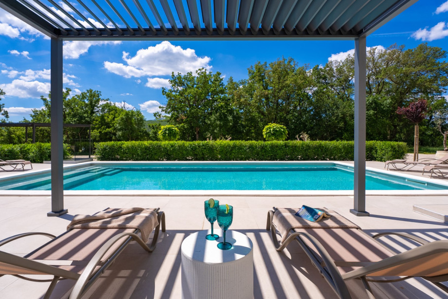 The privacy is secured and the sun deck area is not overlooked