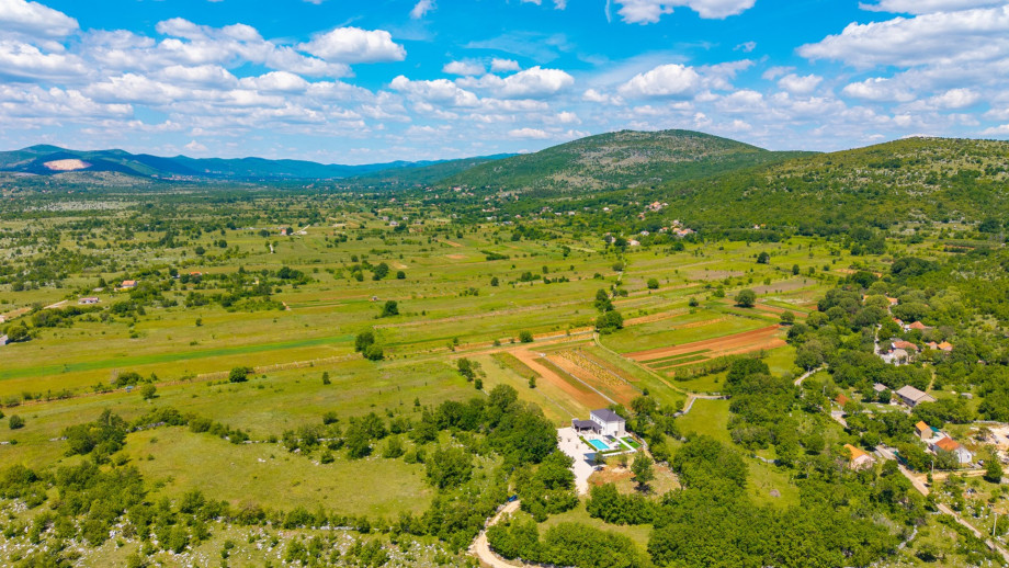 Though nestled in peaceful nature, Villa Aria Relax is ideally situated to explore the region
