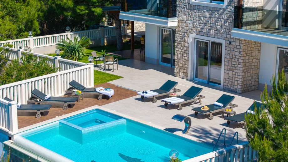 Villa Mirna with infinity pool and open sea view