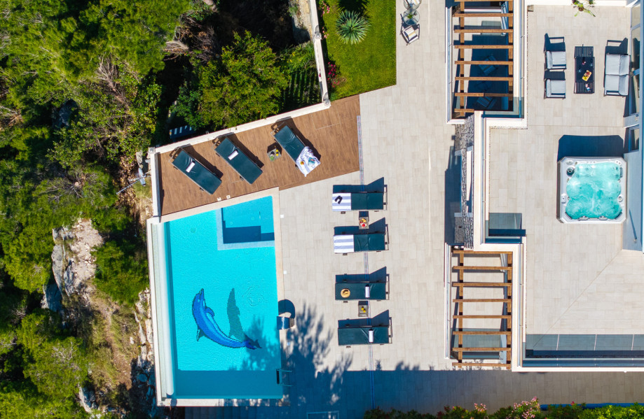 It offers 5 bedrooms, 5 bathrooms, kitchen and living area, 12 person max