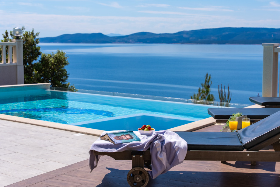 Private, heated 26 m² pool with an attached whirlpool