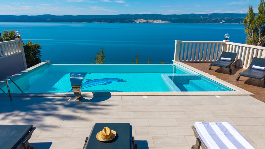 Private, heated 26 m² pool with an attached whirlpool