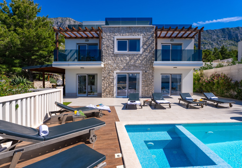 Villa Mirna offers private pool, whirlpool, jacuzzi, traditional wine bar...