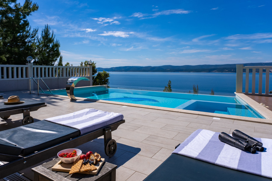 Located 160m from the most beautiful pebble beaches