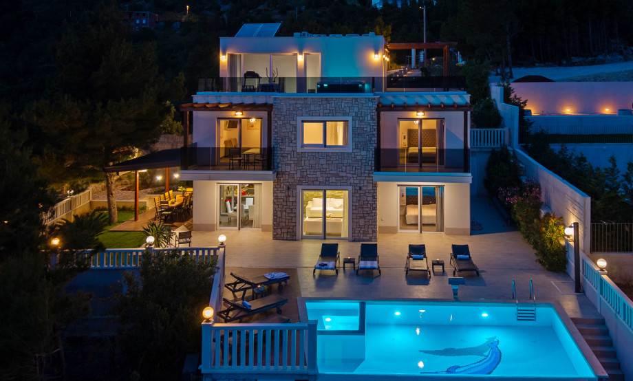 Villa Mirna at night, very nicely organized lights in the outdoor area