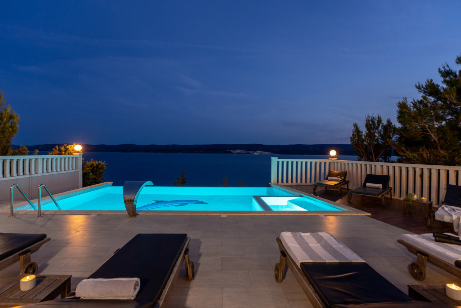 Swimming pool with attached Whirlpool (same temperature as the pool water)