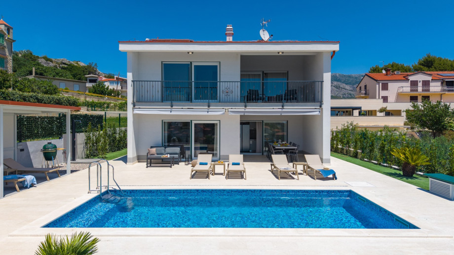 Welcome to Seaview Villa Mare: Your Perfect Coastal Getaway